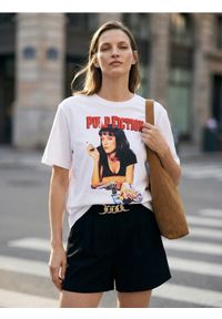 Sinsay - Bawełniana koszulka z nadrukiem Pulp Fiction - biały. Kolor: biały. Materiał: bawełna. Wzór: nadruk #1