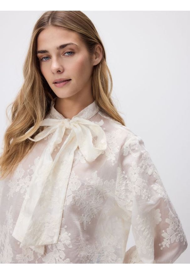 Reserved - Bluzka z modalem - złamana biel. Materiał: tkanina