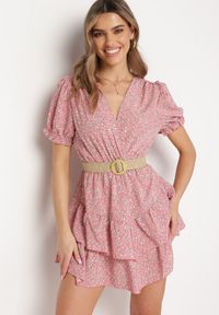Born2be - Różowa Sukienka Mini z Falbankami i Kopertowym Dekoltem z Gumką w Talii Isarola. Typ kołnierza: kołnierz z falbankami. Kolor: różowy. Wzór: kwiaty. Sezon: lato. Typ sukienki: kopertowe. Długość: mini #7
