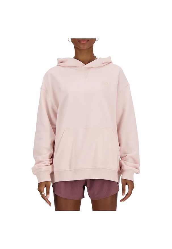 Bluza New Balance WT41537OUK - różowa. Okazja: na co dzień. Kolor: różowy. Materiał: dresówka, prążkowany, bawełna, materiał. Styl: casual, klasyczny