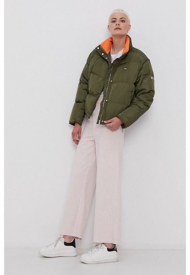 Tommy Jeans Kurtka puchowa damska kolor zielony zimowa. Okazja: na co dzień. Kolor: zielony. Materiał: puch. Sezon: zima. Styl: casual