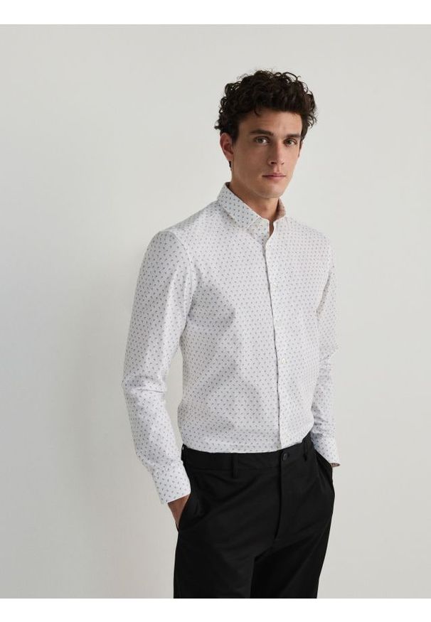 Reserved - Wzorzysta koszula slim fit - biały. Kolor: biały. Materiał: bawełna, tkanina