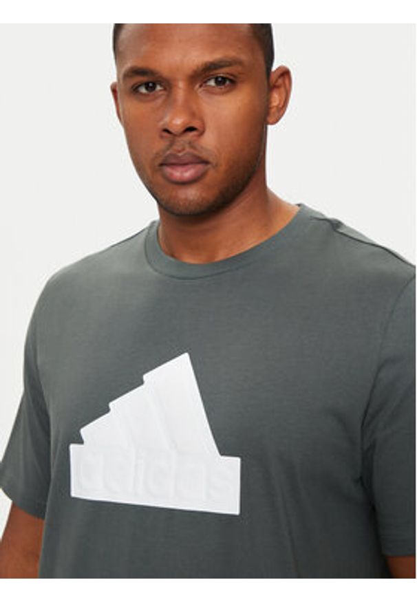 Adidas - adidas T-Shirt Future Icons Badge of Sport IZ1623 Zielony Regular Fit. Kolor: zielony. Materiał: bawełna. Styl: sportowy