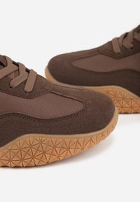Born2be - Brązowe Buty Sportowe Sneakersy z Ozdobnymi Naszyciami Aerylia. Kolor: brązowy. Materiał: jeans. Wzór: aplikacja #2