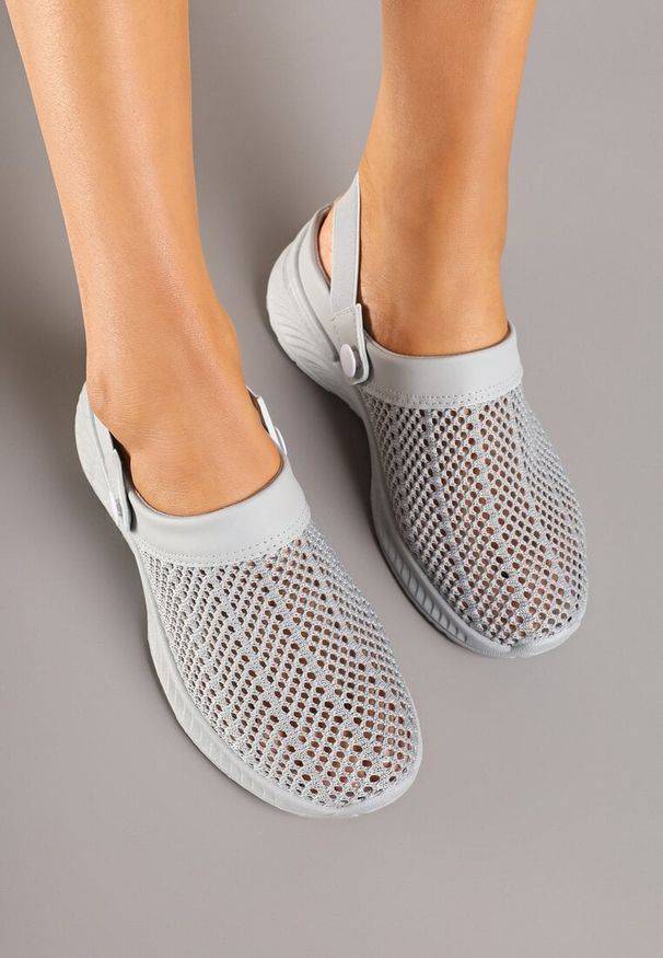 Born2be - Szare Klapki z Ażurową Cholewką i Paskiem na Piętę Tillavella. Okazja: na co dzień. Nosek buta: okrągły. Kolor: szary. Materiał: jeans. Wzór: ażurowy. Obcas: na obcasie. Styl: klasyczny, elegancki, casual. Wysokość obcasa: niski