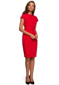 MOE - Minimalistyczna Ołówkowa Sukienka z Przeszyciami - Czerwona. Kolor: czerwony. Materiał: wiskoza, poliester, elastan. Typ sukienki: ołówkowe