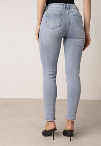 Born2be - Niebieskie Bawełniane Jeansy o Kroju Slim z Przetarciami Elledima. Okazja: na co dzień. Kolor: niebieski. Styl: casual, elegancki, klasyczny #8