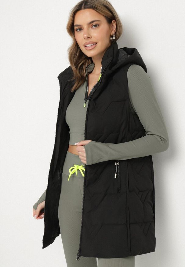 Born2be - Czarna Pikowana Kamizelka z Odpinanym Kapturem Mavalie. Kolor: czarny. Materiał: jeans. Wzór: aplikacja. Styl: elegancki