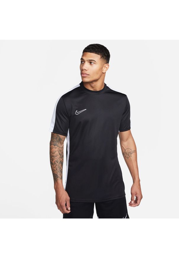 Koszulka treningowa męska Nike DF Academy 23. Kolor: wielokolorowy, biały, czarny. Materiał: poliester. Długość rękawa: krótki rękaw. Długość: krótkie. Sport: piłka nożna
