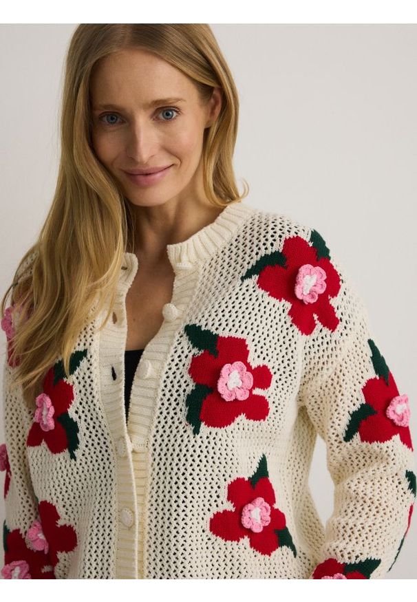 Reserved - Kardigan z kwiatową aplikacją - wielobarwny. Materiał: dzianina, bawełna. Wzór: aplikacja, kwiaty