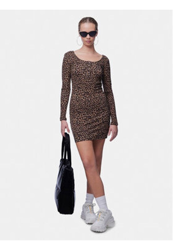 Pieces Sukienka codzienna Kitte 17148389 Brązowy Slim Fit. Okazja: na co dzień. Kolor: brązowy. Materiał: bawełna. Typ sukienki: proste. Styl: casual