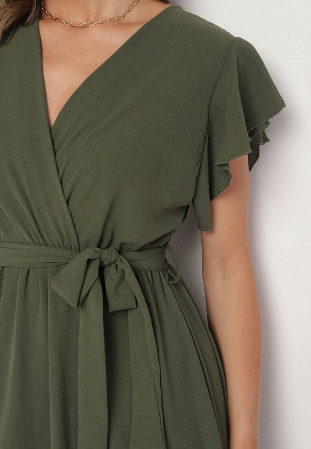 Born2be - Ciemnozielona Rozkloszowana Sukienka Ozdobiona Falbanką i Paskiem Natiellea. Okazja: na co dzień. Typ kołnierza: kołnierz z falbankami. Kolor: zielony. Wzór: aplikacja. Styl: casual