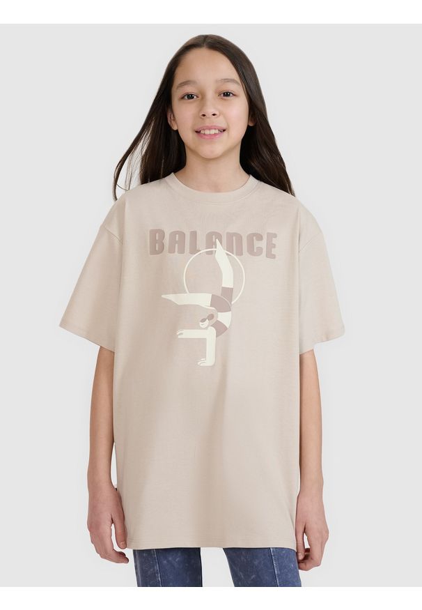 4f - 4F T-shirt oversize z nadrukiem dziewczęcy - beżowy 134 (8-9 lat). Okazja: na co dzień. Kolor: beżowy. Materiał: bawełna, materiał, jersey. Długość rękawa: krótki rękaw. Długość: krótkie. Wzór: nadruk. Sezon: lato. Styl: klasyczny, elegancki, sportowy, casual