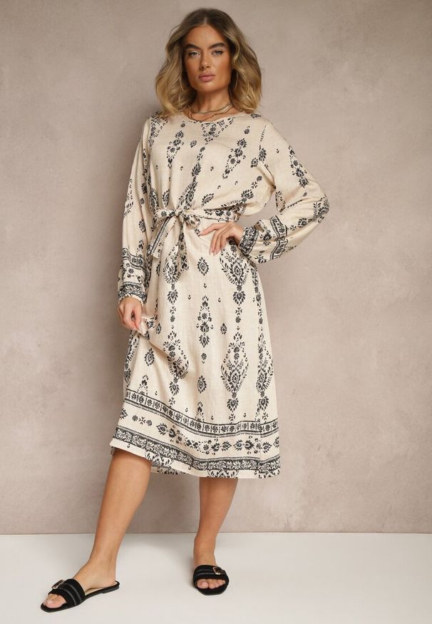 Renee - Jasnobeżowa Pudełkowa Sukienka Boho w Etniczne Wzory z Paskiem Lisalenea. Okazja: na co dzień. Kolor: beżowy. Długość rękawa: długi rękaw. Sezon: lato. Styl: boho