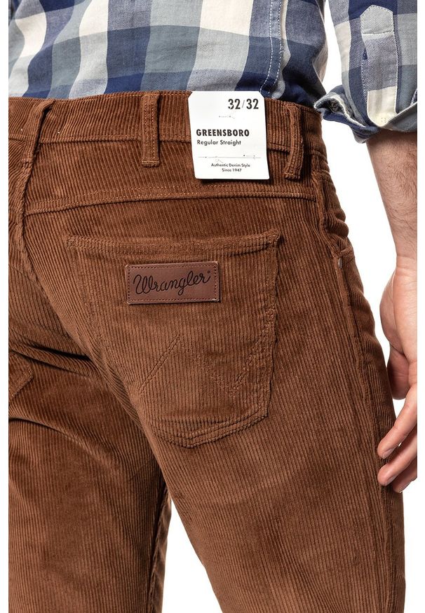 Wrangler - WRANGLER SPODNIE MĘSKIE GREENSBORO RUSSET BROWN W15QA2XMA 112126850. Materiał: sztruks