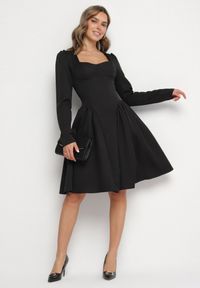 Born2be - Czarna Rozkloszowana Sukienka z Usztywnianymi Miseczkami Tillimara. Kolor: czarny. Typ sukienki: dopasowane #2