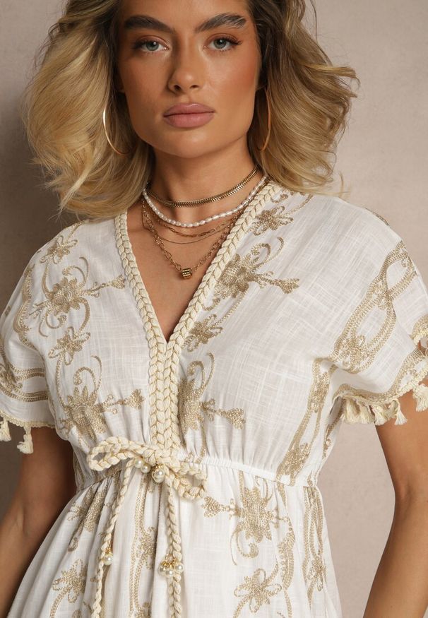 Renee - Biała Rozkloszowana Sukienka Boho z Bawełny z Chwostami Haftami i Metaliczną Nicią Divirna. Okazja: na imprezę, na spacer. Kolor: biały. Materiał: bawełna. Wzór: haft. Sezon: lato. Typ sukienki: rozkloszowane. Styl: boho