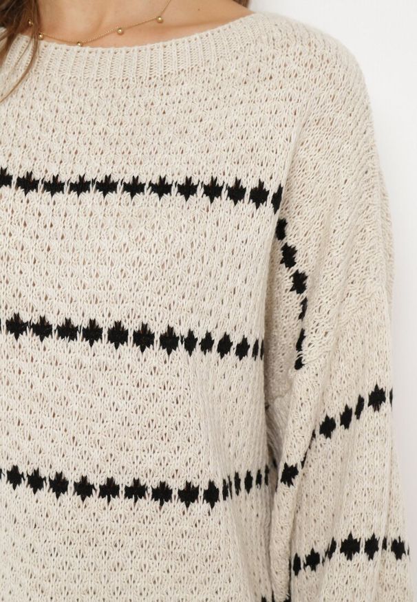 Born2be - Jasnobeżowy Sweter z Bufiastymi Rękawami Ozdobiony Cienkimi Paskami Bilentia. Kolor: beżowy. Wzór: aplikacja. Styl: klasyczny