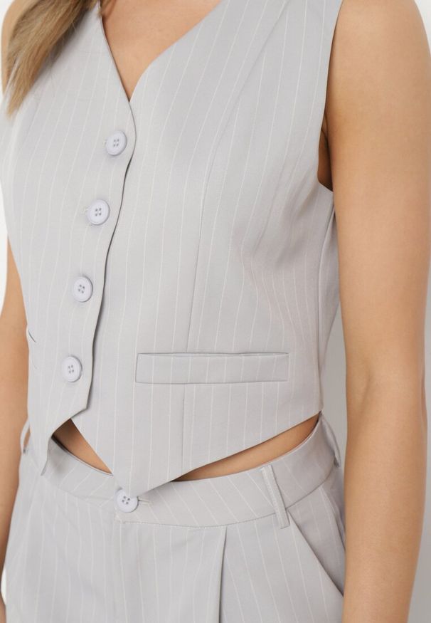 Born2be - Szary Komplet Garniturowy w Cienkie Paski Kamizelka i Szerokie Spodnie Alveria. Kolor: szary. Wzór: paski