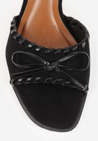 Renee - Czarne Klapki Peep Toe na Szpilce Zdobione Przeszyciami i Kokardką Charvienne. Okazja: na co dzień. Nosek buta: otwarty. Kolor: czarny. Wzór: aplikacja. Sezon: lato. Obcas: na szpilce. Styl: casual, retro, elegancki #2