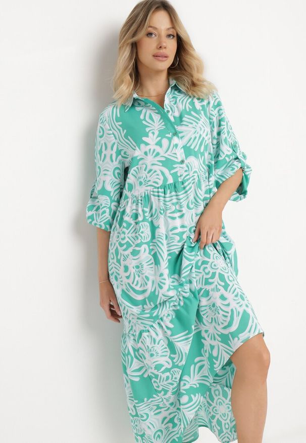 Born2be - Zielona Długa Sukienka Rozkloszowana w Ornamentalny Wzór z Falbanką Ariantise. Okazja: na co dzień. Kolor: zielony. Materiał: tkanina, skóra. Sezon: lato. Styl: elegancki, casual, klasyczny. Długość: maxi