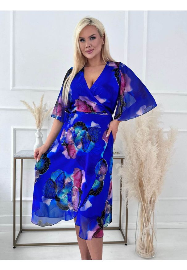 Moda Size Plus Iwanek - Szafirowa elegancka sukienka Sarita w wielokolorowy print o kopertowym kroju na wesele XXL OVERSIZE LATO. Okazja: na ślub cywilny, na wesele. Typ kołnierza: dekolt w kształcie V. Kolor: niebieski, wielokolorowy. Wzór: nadruk. Typ sukienki: oversize, kopertowe. Materiał: elastan, tkanina, poliester. Sezon: lato. Styl: elegancki. Długość: midi