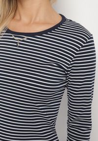 Born2be - Granatowa Bluzka Typu Longsleeve w Paski Ozdobiona Cyrkoniami Ralinella. Okazja: na co dzień. Kolor: niebieski. Materiał: jeans. Długość rękawa: długi rękaw. Wzór: paski, aplikacja. Styl: elegancki, casual, klasyczny #4