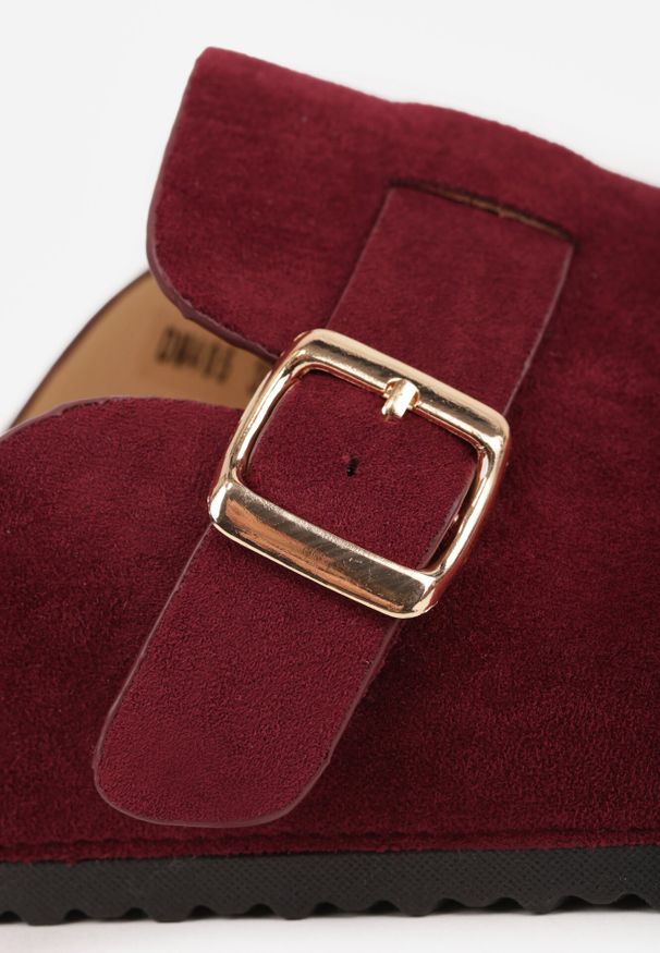 Born2be - Bordowe Klapki z Ozdobnym Paskiem i Klamrą Calevelis. Nosek buta: okrągły. Kolor: czerwony. Materiał: jeans. Obcas: na obcasie. Styl: klasyczny, elegancki. Wysokość obcasa: średni