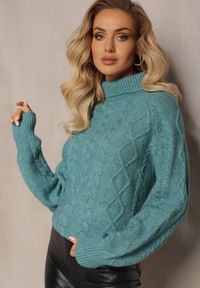 Renee - Ciemnozielony Oversizowy Golf w Ozdobny Splot Jupiterra. Typ kołnierza: golf. Kolor: zielony. Materiał: tkanina, dzianina. Długość rękawa: długi rękaw. Długość: długie. Wzór: ze splotem