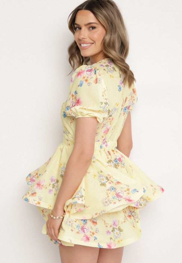 Born2be - Żółta Bawełniana Sukienka w Kwiaty o Rozkloszowanym Kroju z Falbankami Norittia. Okazja: na co dzień. Typ kołnierza: kołnierz z falbankami. Kolor: żółty. Materiał: bawełna. Długość rękawa: krótki rękaw. Wzór: kwiaty. Styl: elegancki, casual