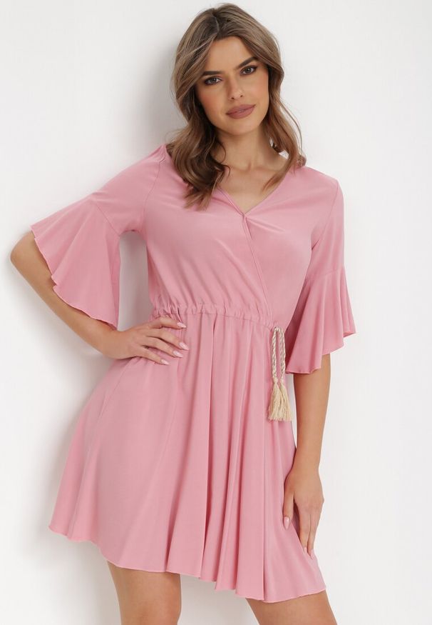 Born2be - Różowa Sukienka Myrope. Typ kołnierza: dekolt kopertowy. Kolor: różowy. Materiał: tkanina, wiskoza. Długość rękawa: krótki rękaw. Wzór: gładki, aplikacja. Typ sukienki: kopertowe. Styl: elegancki. Długość: mini
