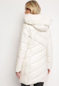 Born2be - Jasnobeżowa Pikowana Kurtka przed Kolano z Kapturem i Futerkiem Salasa. Typ kołnierza: kaptur. Kolor: beżowy. Materiał: futro. Długość: długie. Styl: elegancki #5