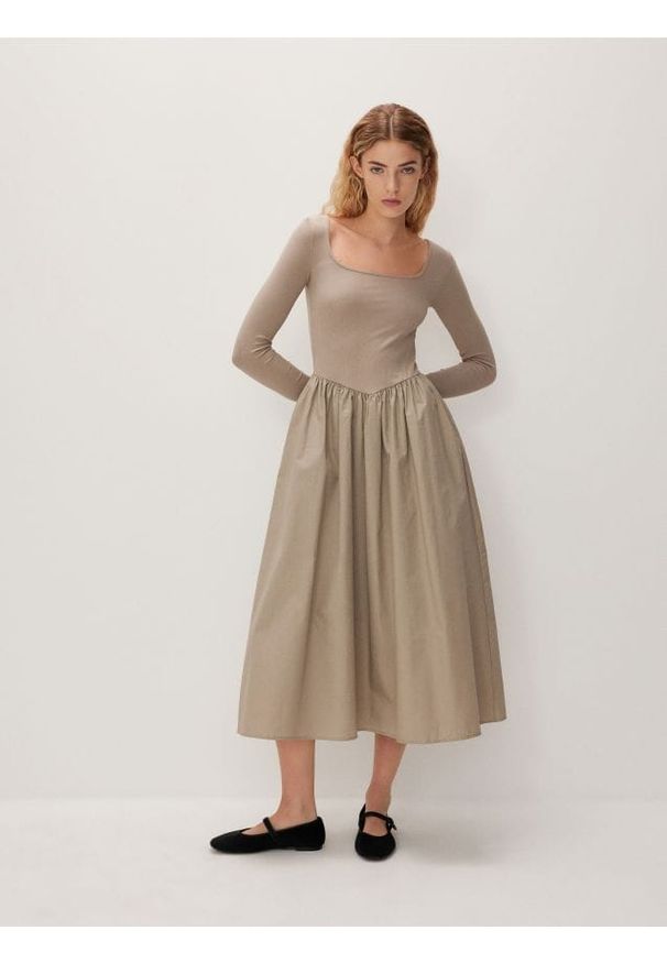 Reserved - Sukienka midi - kremowy. Kolor: kremowy. Materiał: wiskoza, materiał, bawełna, prążkowany, dzianina, tkanina. Typ sukienki: proste. Długość: midi