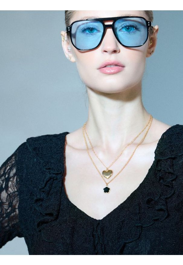 Sinsay - Naszyjnik z zawieszką w kształcie kwiata - złoty. Materiał: złote. Kolor: złoty