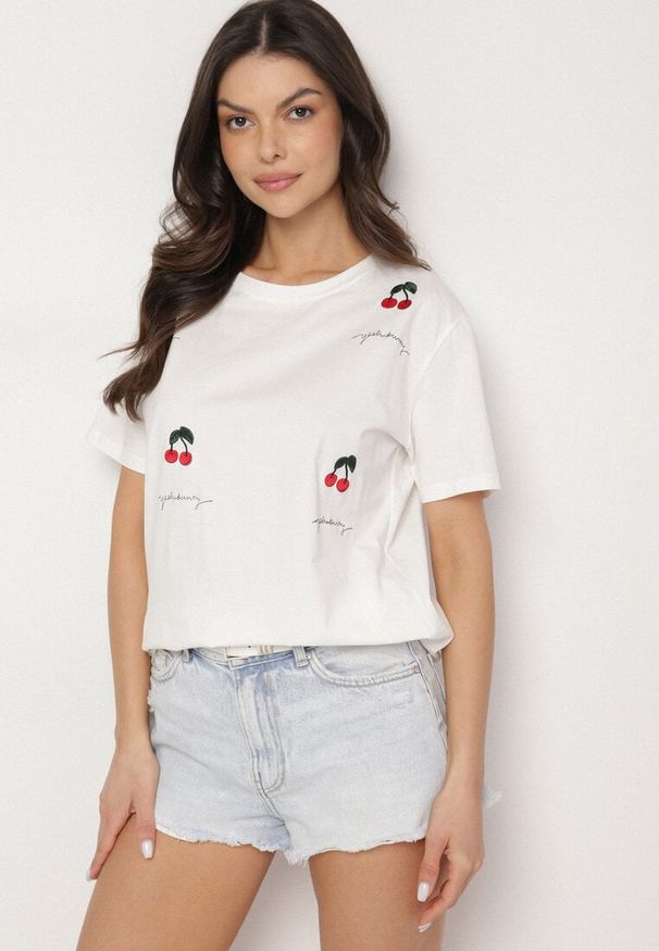 Born2be - Biały Bawełniany T-shirt Zdobiony Haftem z Motywem w Wiśnie Nevianira. Okazja: na co dzień. Kolor: biały. Materiał: bawełna. Wzór: haft, aplikacja. Styl: casual