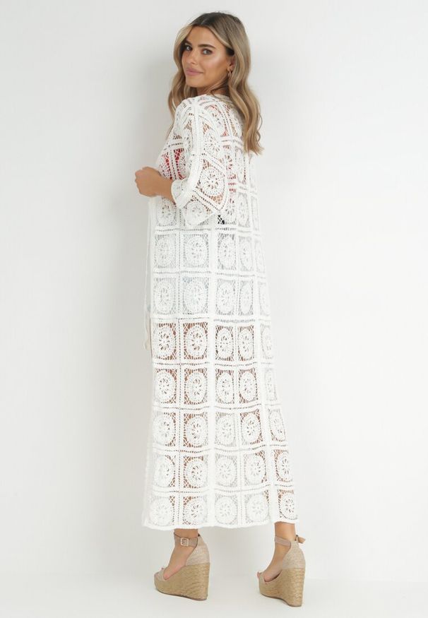 Born2be - Biała Narzutka z Szydełkowej Tkaniny z Rękawem 3/4 Agam. Kolor: biały. Materiał: tkanina. Styl: boho