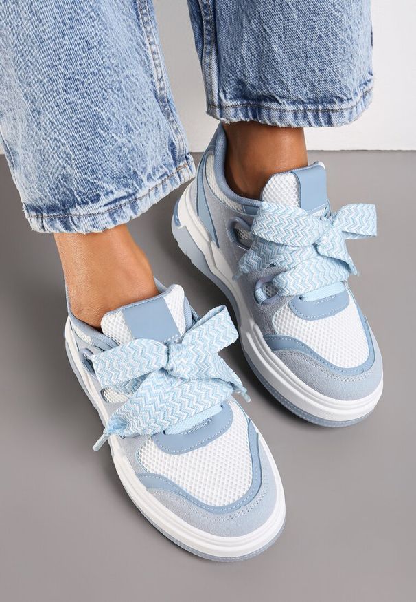 Born2be - Niebiesko-Białe Sneakersy na Niskiej Platformie z Szerokimi Sznurówkami Gritte. Kolor: niebieski. Obcas: na platformie