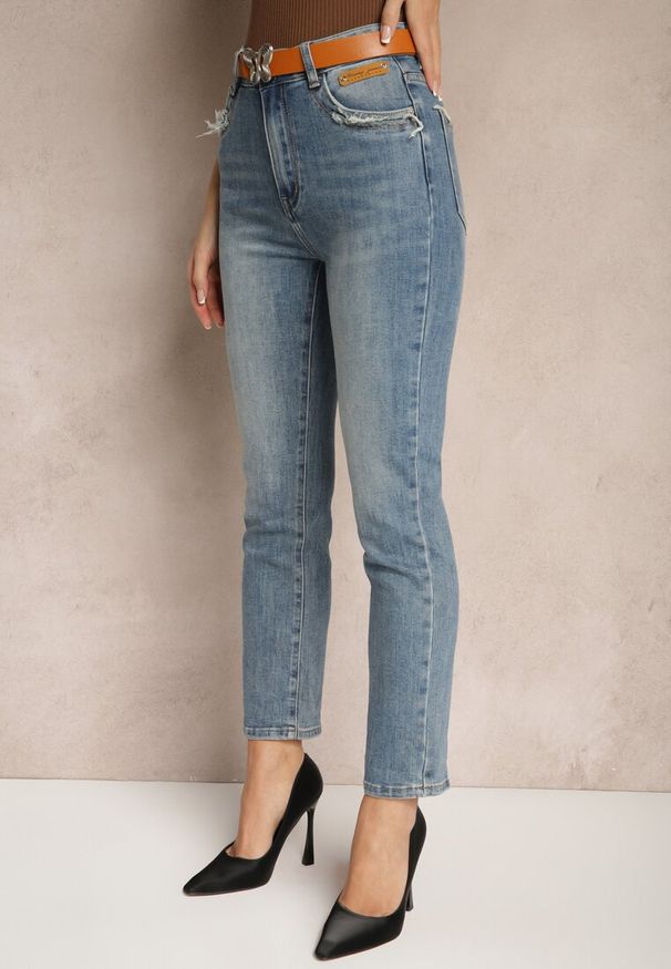 Renee - Niebieskie Jeansy o Kroju Regular Fit z Dodatkowym Ozdobnym Paskiem Delalithra. Okazja: na co dzień. Kolor: niebieski. Styl: klasyczny, elegancki, casual