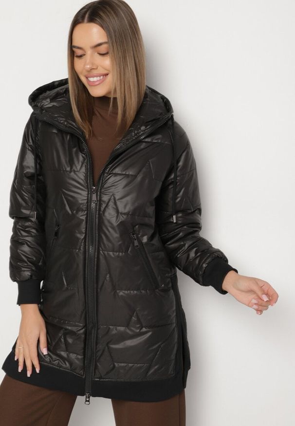 Born2be - Czarna Pikowana Kurtka Przejściowa z Kapturem i Ściągaczami Fesarena. Okazja: na co dzień. Typ kołnierza: kaptur. Kolor: czarny. Materiał: dzianina, jeans. Styl: casual, sportowy