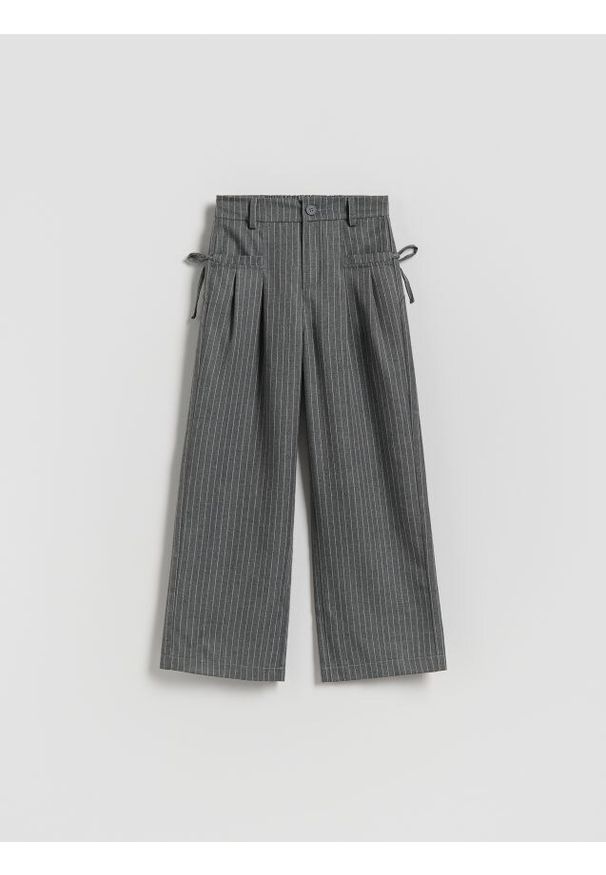 Reserved - Spodnie wide leg w paski - ciemnoszary. Kolor: szary. Materiał: tkanina. Wzór: paski