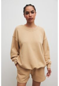 Marsala - Bluza typu oversize w kolorze BISQUIT - KOS-UNI. Materiał: dresówka, bawełna, dzianina, jeans. Wzór: gładki. Styl: klasyczny