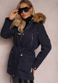 Renee - Granatowa Kurtka Parka z Kieszeniami i Kapturem z Futerkiem Caulisa. Kolor: niebieski. Materiał: futro #4