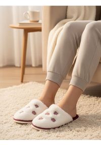 Sinsay - Kapcie ze sztucznym futerkiem i kwiatowym haftem - kremowy. Kolor: kremowy. Materiał: futro. Wzór: kwiaty, haft #1