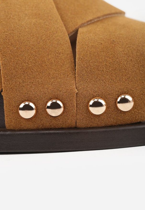 Renee - Brązowe Klapki z Przekładanymi Paskami i Ozdobnymi Nitami Talysha. Okazja: na imprezę, na co dzień. Kolor: brązowy. Materiał: skóra, koronka. Sezon: lato. Styl: casual, elegancki