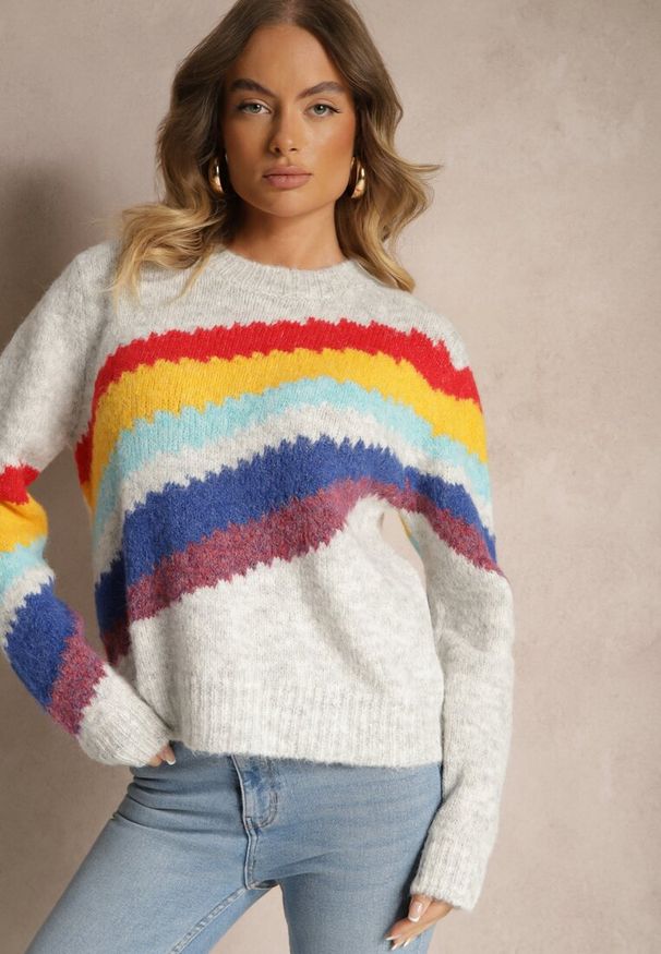 Renee - Jasnoszary Sweter Ozdobiony Ukośnymi Paskami Zenstina. Okazja: na co dzień. Kolor: szary. Materiał: jeans. Wzór: aplikacja. Styl: casual