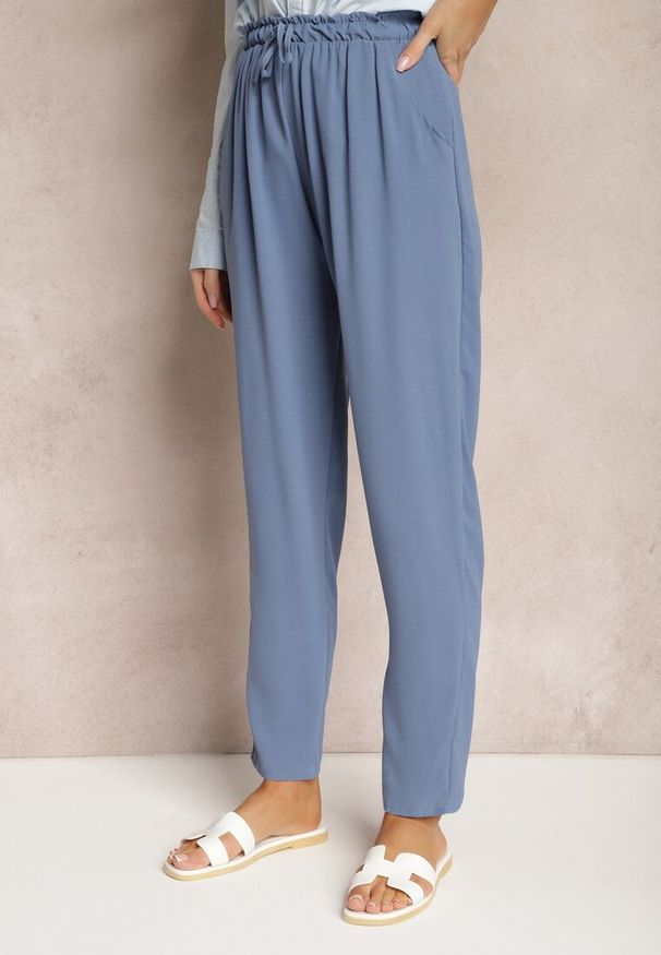 Renee - Niebieskie Spodnie z Regularną Talią z Gumką i Sznurkiem w Pasie Cerinda. Okazja: na co dzień. Kolor: niebieski. Materiał: materiał, satyna. Styl: casual