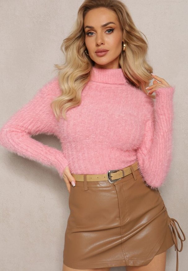 Renee - Jasnoróżowy Golf z Puchatego Materiału z Wełną i Długim Rękawem Geolla. Typ kołnierza: golf. Kolor: różowy. Materiał: materiał, wełna. Długość rękawa: długi rękaw. Długość: długie. Wzór: jednolity. Sezon: zima, jesień