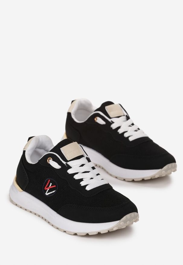 Renee - Czarne Sneakersy z Haftowaną Naszywką i Metaliczną Wstawką Elnara. Okazja: na co dzień. Kolor: czarny. Materiał: jeans. Wzór: aplikacja, haft