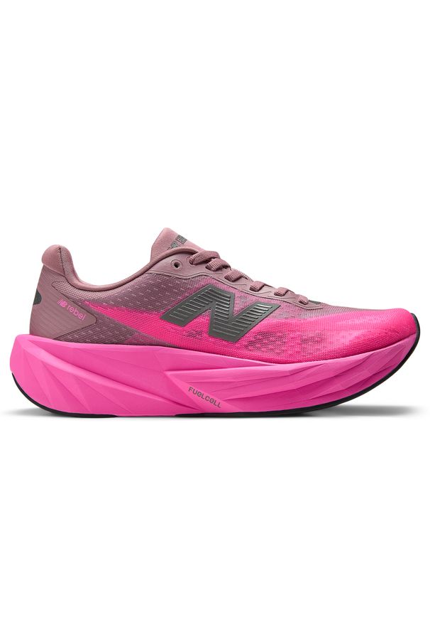 Buty damskie New Balance FuelCell Rebel v5 WFCX70N – różowe. Kolor: różowy. Materiał: syntetyk, materiał, guma. Szerokość cholewki: normalna. Wzór: geometria. Sport: bieganie, fitness