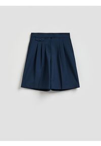 Reserved - Szorty bermudy z zakładkami - granatowy. Kolor: niebieski. Materiał: wiskoza, tkanina